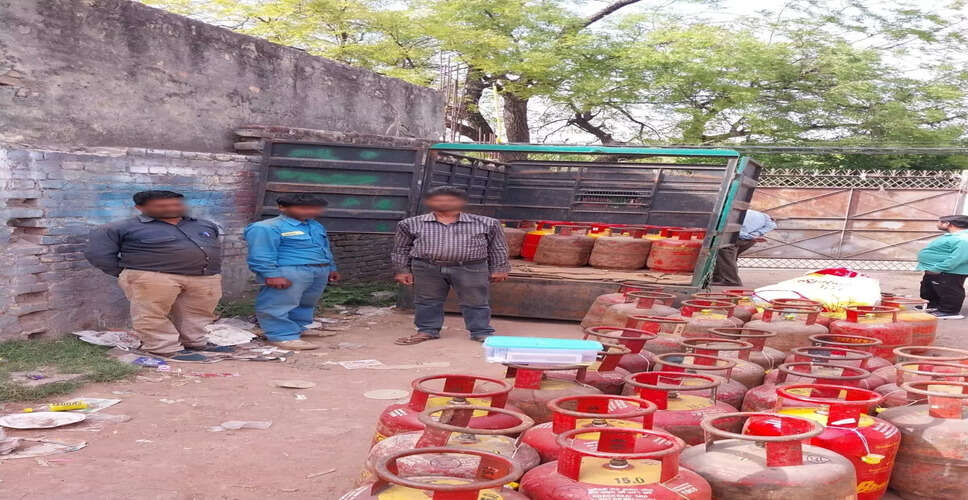दिल्ली पुलिस ने अवैध LPG गैस भंडारण रैकेट का भंडाफोड़ किया