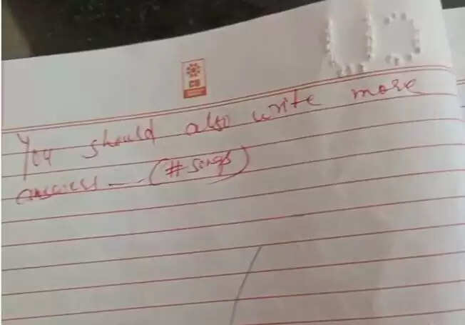 छात्र की अनोखी आंसर शीट में फिल्मी गाने, टीचर का मजेदार रिमार्क