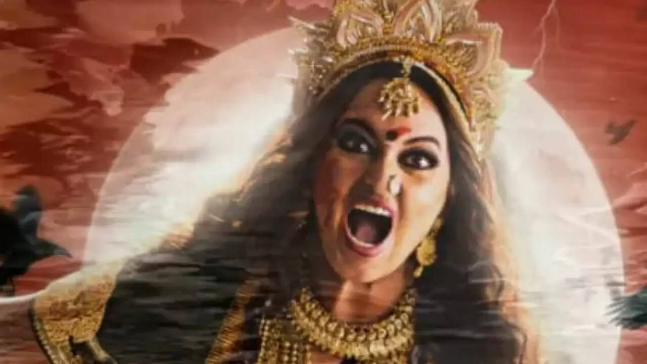 सोनाक्षी सिन्हा का हॉरर फिल्मों में नया प्रयोग: क्या सफल हुआ उनका ट्रैक बदलना?