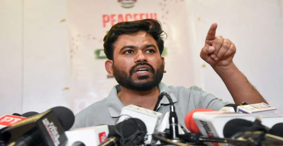 कॉकरोच जनता पार्टी का जंतर-मंतर पर परीक्षा प्रणाली के खिलाफ प्रदर्शन