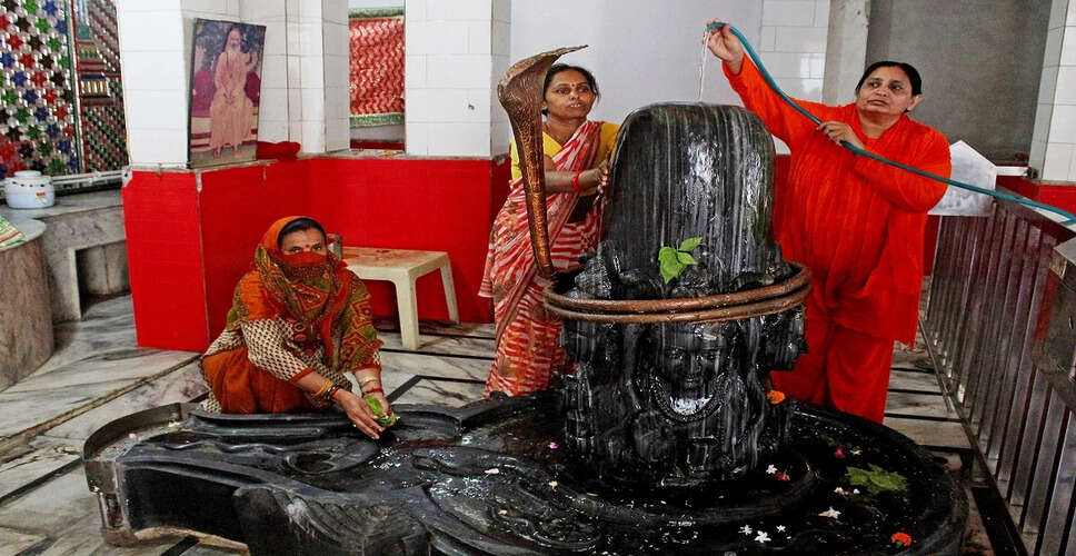 प्रयागराज के मंदिर में सावन के लिए नया ड्रेस कोड लागू