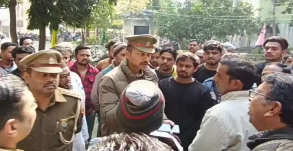 मुजफ्फरनगर में बैटरी विवाद पर दुकानदारों का प्रदर्शन