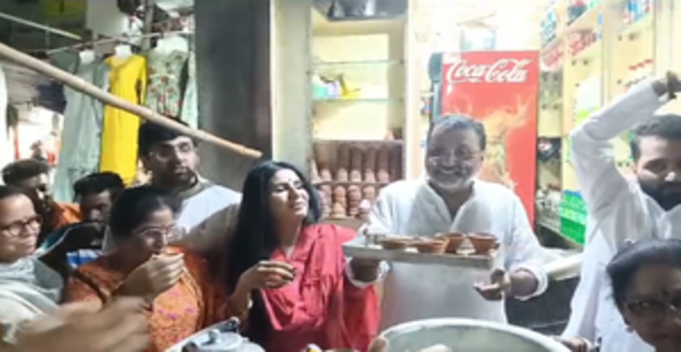 झारखंड के गोड्डा से भाजपा सांसद निशिकांत दुबे का दिखा अजब अंदाज, खुद बनाई चाय