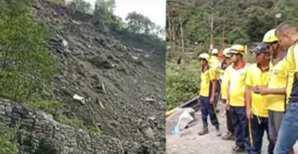 रुद्रप्रयाग : रेस्क्यू के लिए इस्तेमाल किये जा रहे सोनप्रयाग-गौरीकुंड रोड पर बोल्डर गिरा