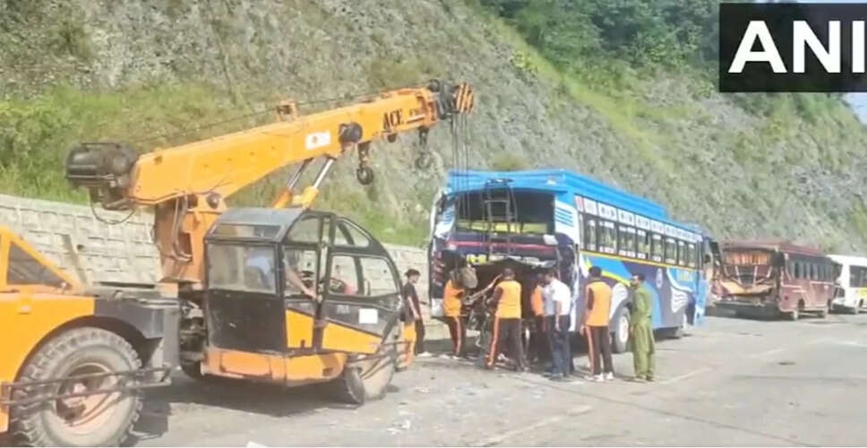 जम्मू-कश्मीर में अमरनाथ तीर्थयात्रियों की बसों में टक्कर, 36 घायल