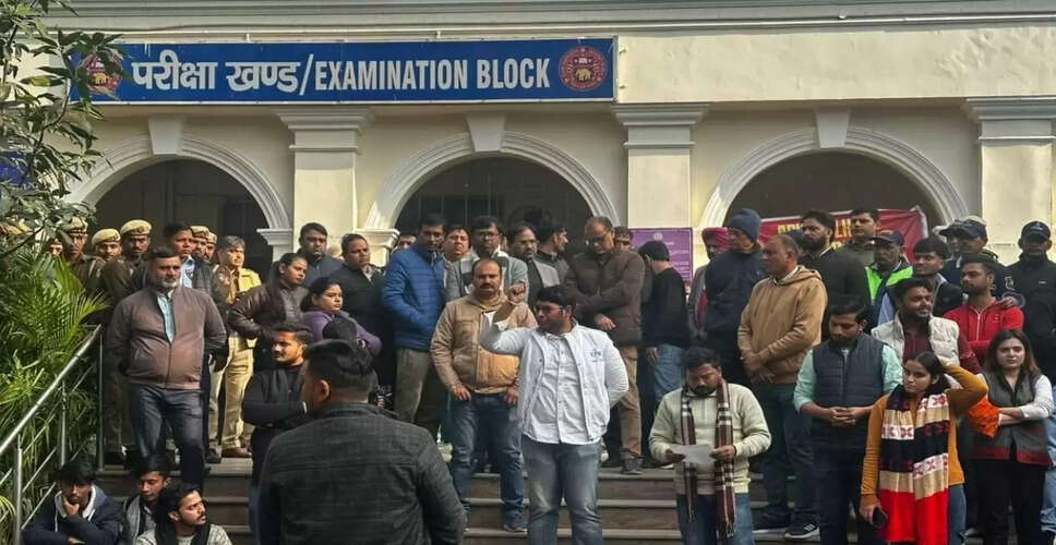 दिल्ली यूनिवर्सिटी में एबीवीपी का प्रदर्शन: सेमेस्टर परीक्षा में अनियमितताओं के खिलाफ आवाज उठाई