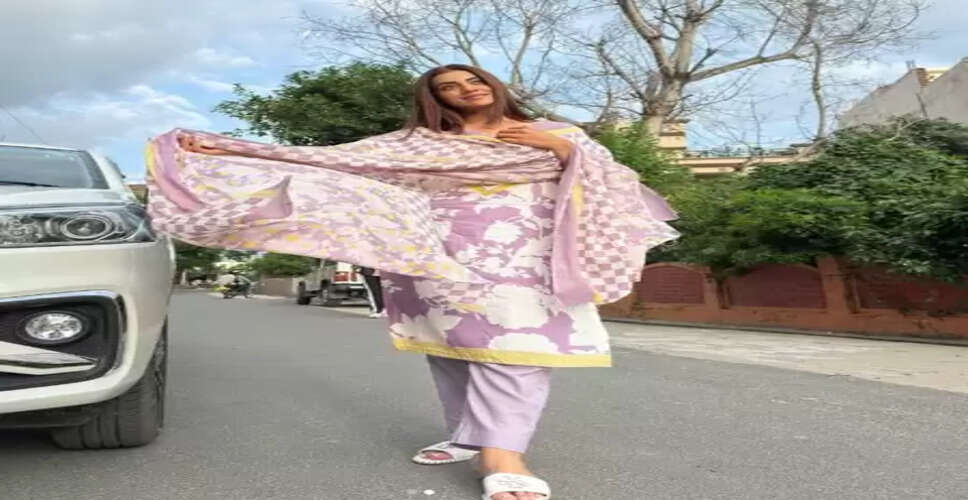 अक्षरा सिंह के सोशल मीडिया पोस्ट ने खींचा ध्यान, कैप्शन में झलकी 'टूटी भावनाओं संग जीने की हिम्मत'