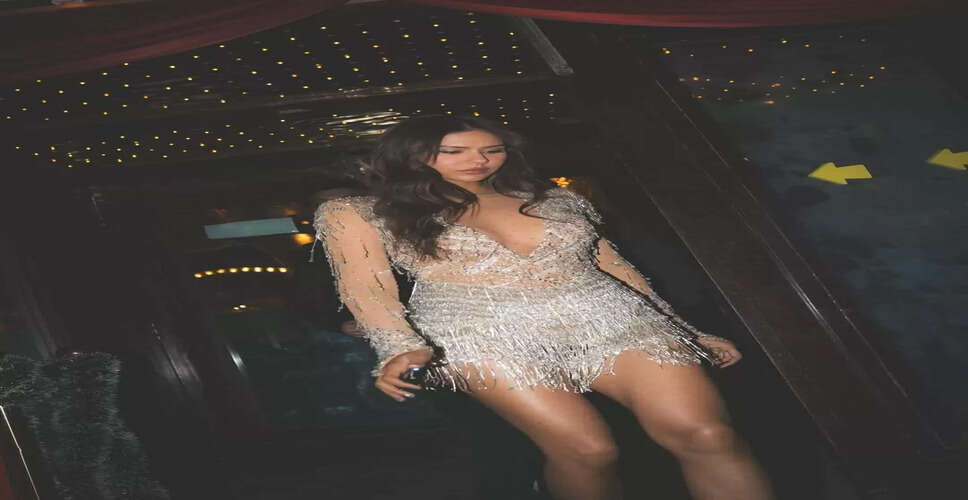 सोना बजवा की नई तस्वीरें: काले और सफेद ड्रेस में नजर आईं