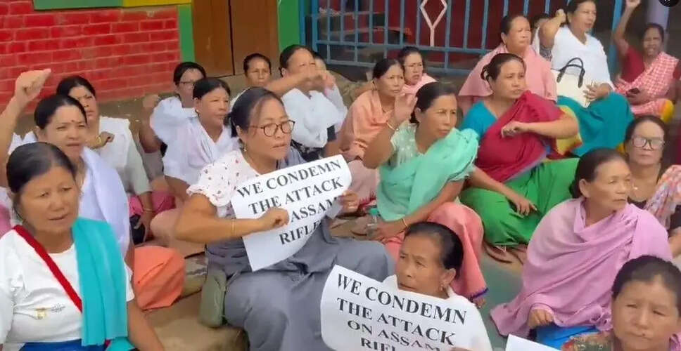मणिपुर में असम राइफल्स के जवानों की हत्या के खिलाफ स्थानीय लोगों का प्रदर्शन