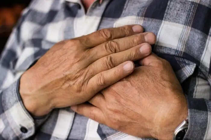 पुरुषों में ब्रेस्ट कैंसर: लक्षण, कारण और उपचार