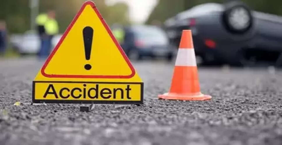 ग्रेटर नोएडा : बाइक और कार में जोरदार टक्कर, चार युवकों की मौत