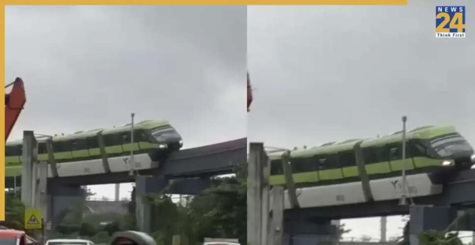 मुंबई में मोनोरेल ट्रेन रुकने से यात्रियों में हड़कंप, बचाव कार्य जारी