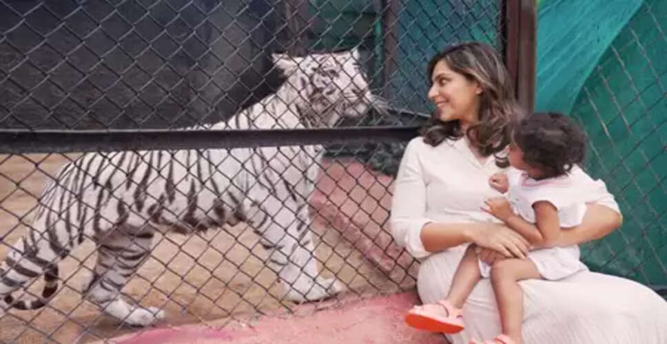 क्लिन कारा के दूसरे जन्मदिन पर चिड़ियाघर पहुंचीं उपासना, लाडली की कराई उसी नाम की बाघिन से मुलाकात