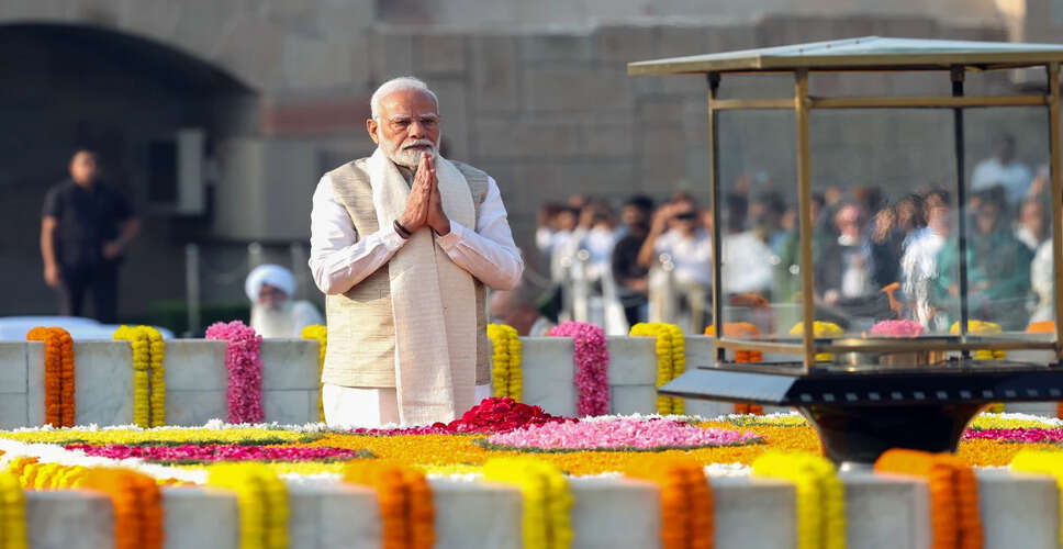 प्रधानमंत्री मोदी ने महात्मा गांधी और लाल बहादुर शास्त्री को श्रद्धांजलि अर्पित की