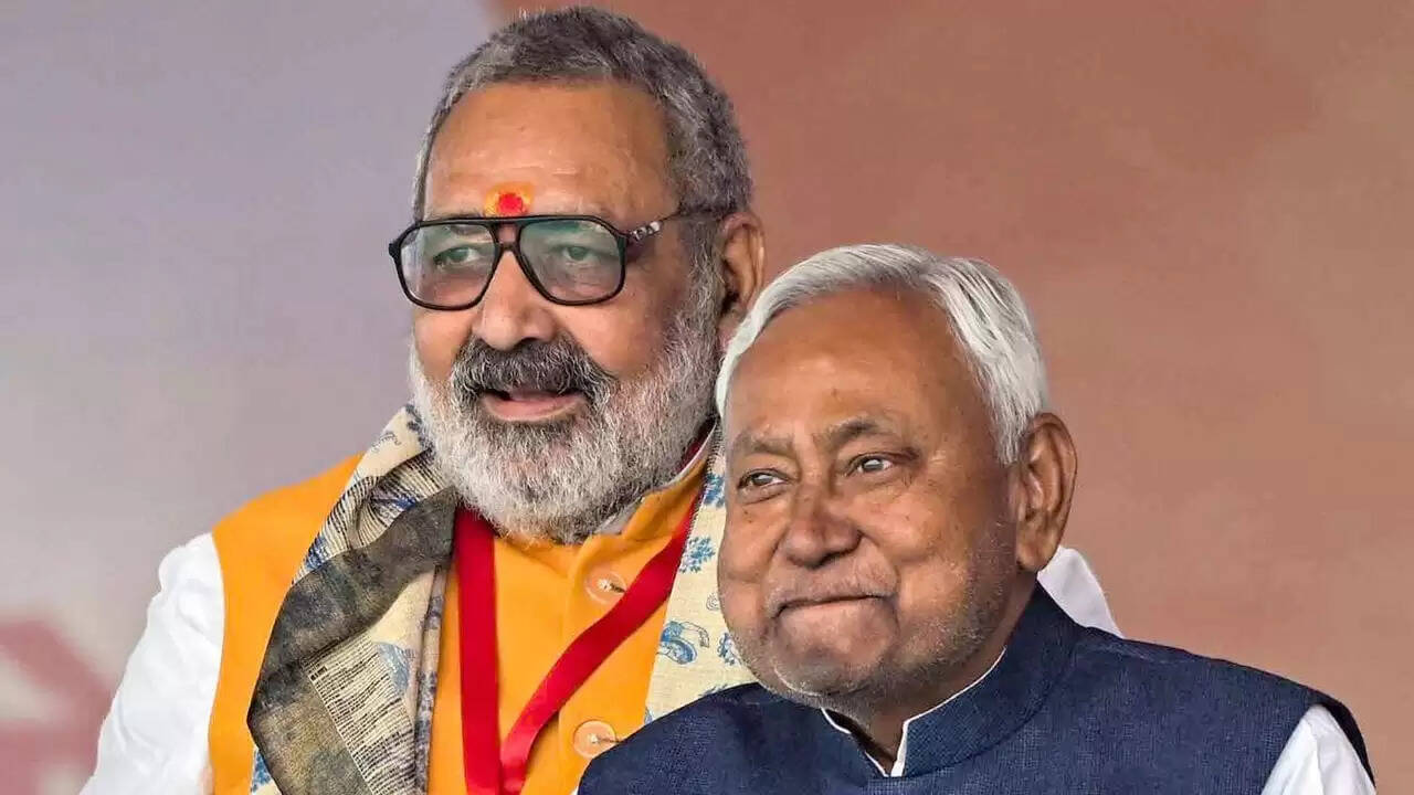 नीतीश कुमार के हिजाब विवाद पर गिरिराज सिंह का समर्थन