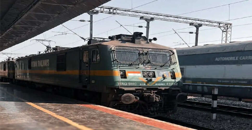 झारखंड में मालगाड़ी के डिब्बे पटरी से उतरे, रेल सेवाएं प्रभावित