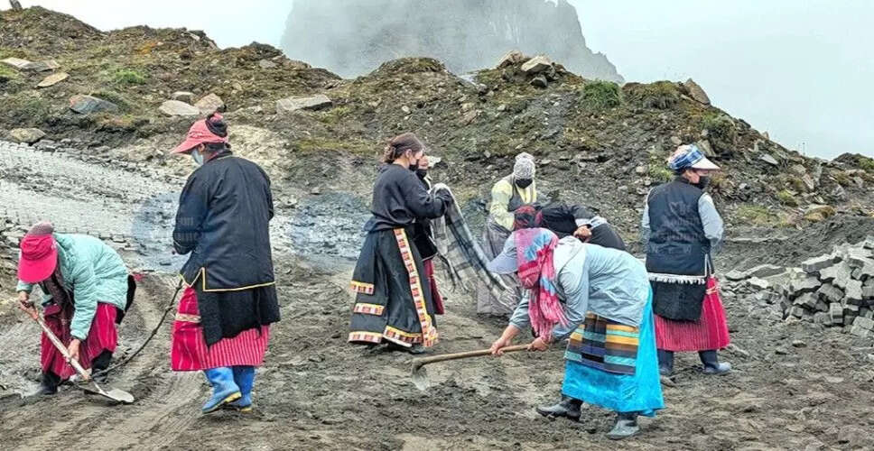 तिब्बती शरणार्थी महिलाओं की साहसिक यात्रा: सीमाओं पर निर्माण में योगदान