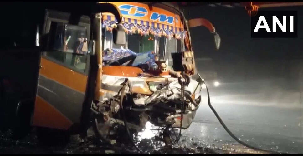झारखंड में बस-ट्रक टक्कर से चार की मौत, 10 घायल