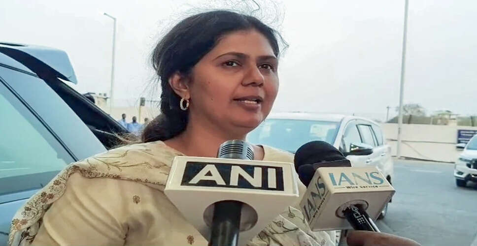 महाराष्ट्र में हवाई यात्रा के दौरान सावधानी बरत रहे नेता