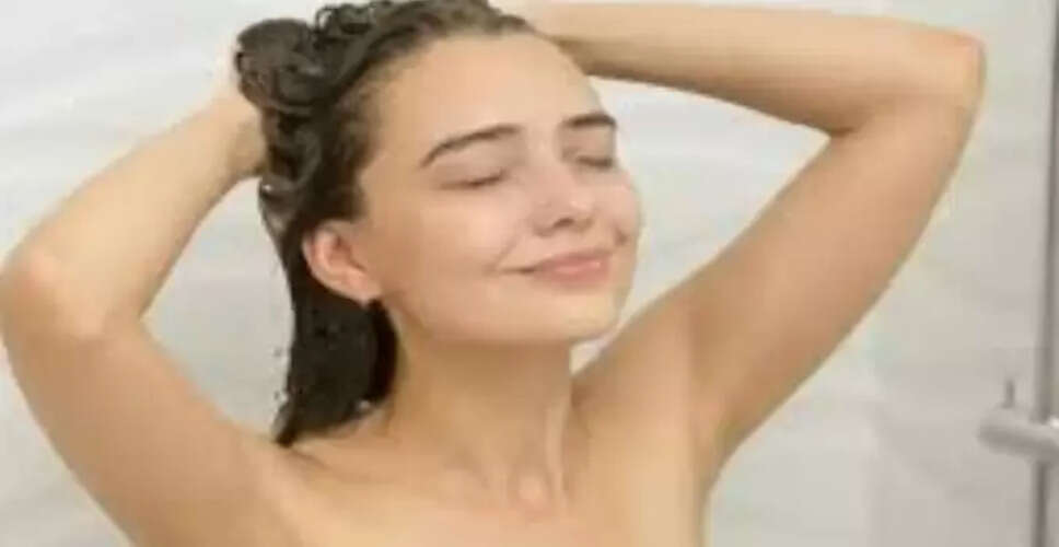 धन की कमी से छुटकारा पाने के लिए नहाते समय करें ये सरल मंत्र