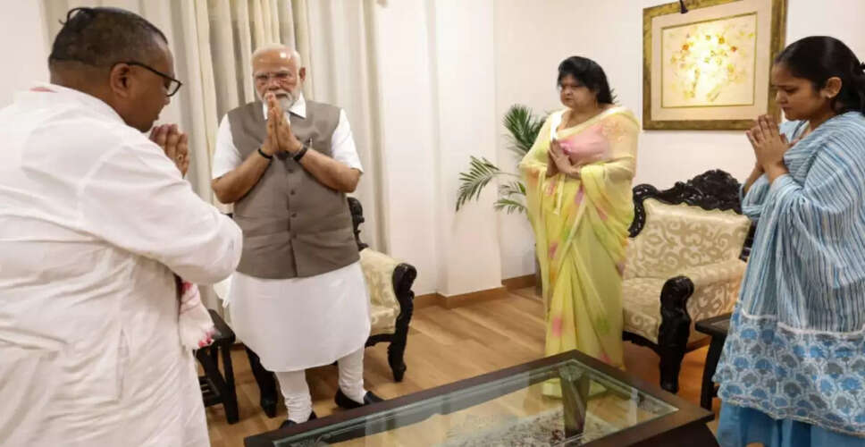 प्रधानमंत्री मोदी ने कश्मीर आतंकवादी हमले के शिकार शुभम द्विवेदी के परिवार से की मुलाकात