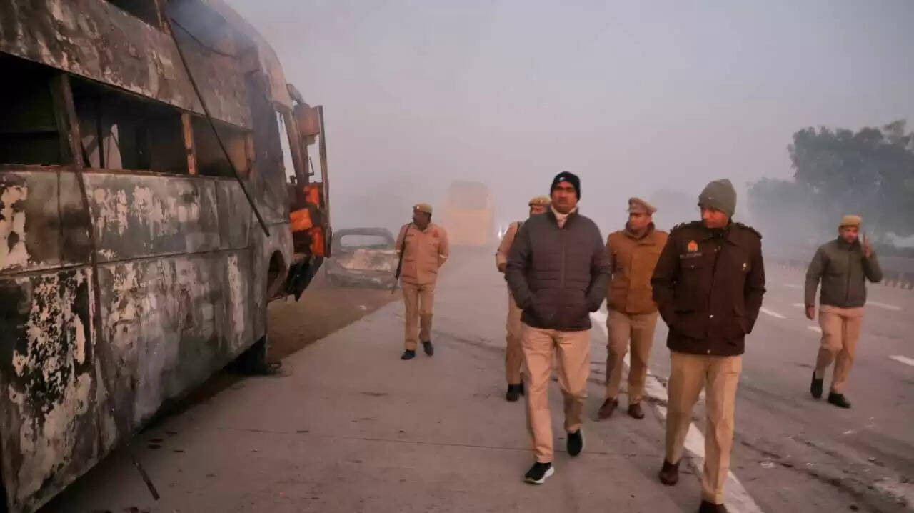 यमुना एक्सप्रेसवे पर भीषण दुर्घटना में 13 लोगों की मौत