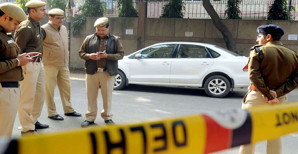 दिल्ली में पुलिस वैन की चाय के खोखे से टक्कर, एक व्यक्ति की मौत