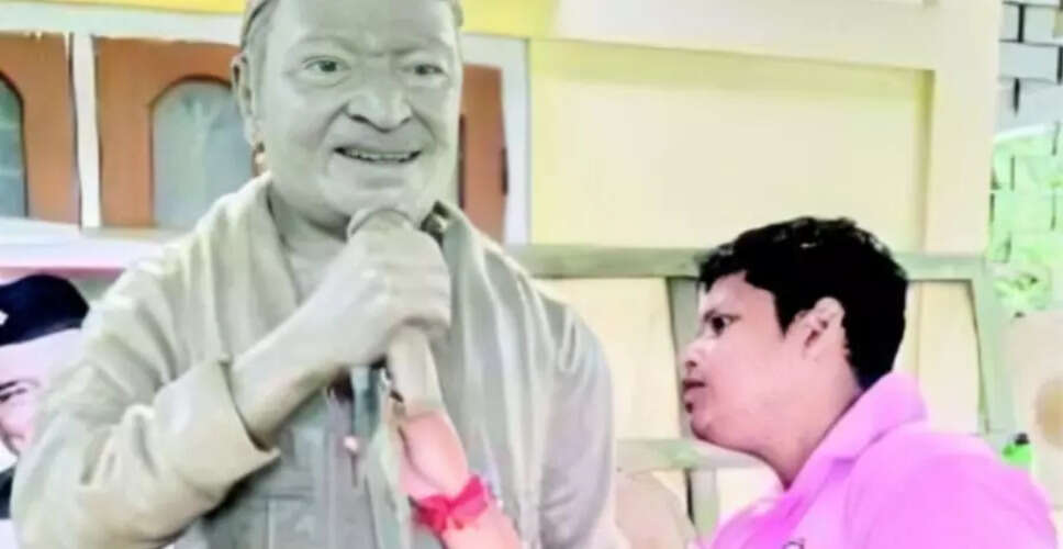 नलबाड़ी के कलाकार ने भूपेन हजारिका की प्रतिमा का निर्माण किया