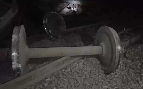 मथुरा में मालगाड़ी के पटरी से उतरने से रेल यातायात प्रभावित