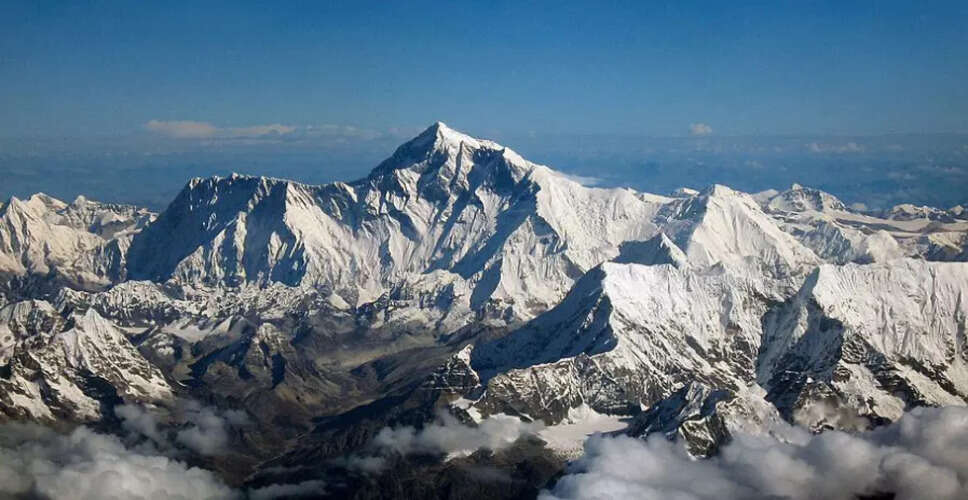 नेपाल में माउंट एवरेस्ट पर चढ़ाई के दौरान गाइड की मौत