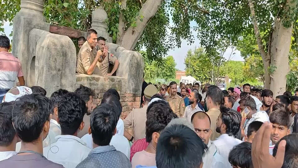 शिकोहाबाद में कुएं में गिरने से तीन लोगों की मौत, बच्चों का दिल दहला देने वाला इंतजार