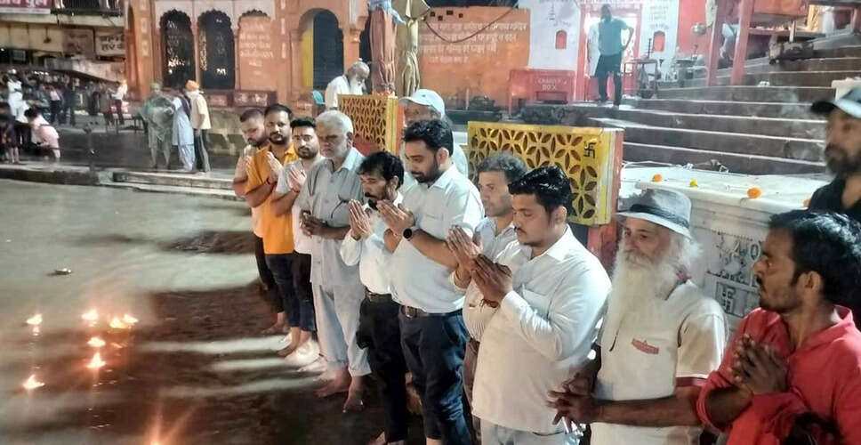हरिद्वार में दीपदान से श्रद्धालुओं की आत्मा की शांति की कामना