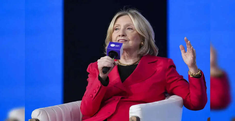 हिलेरी क्लिंटन की गवाही के दौरान फोटो लीक, सुनवाई में हुई रुकावट