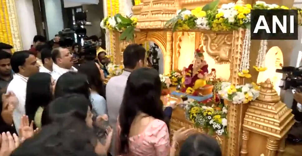 गणेश चतुर्थी पर मुख्यमंत्री फडणवीस ने की पूजा-अर्चना