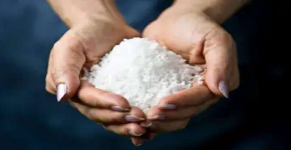 ज्योतिष के अनुसार हाथ में न दें ये चीजें, जानें क्यों