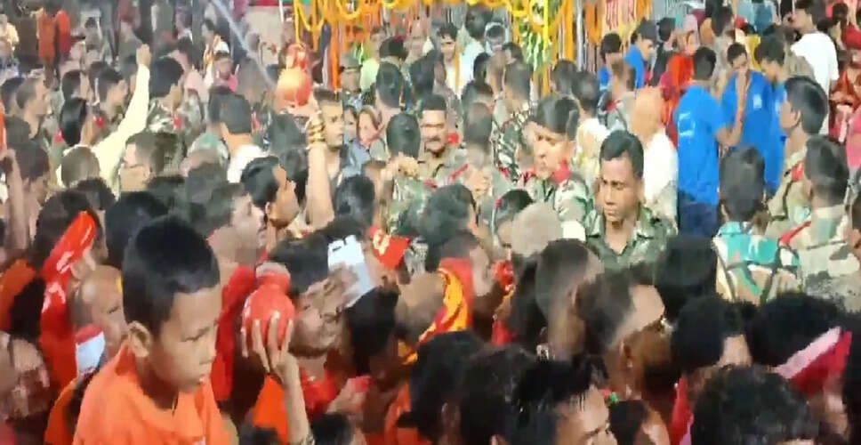 बाराबंकी में मंदिर के बाहर भगदड़ से दो की मौत, 32 घायल