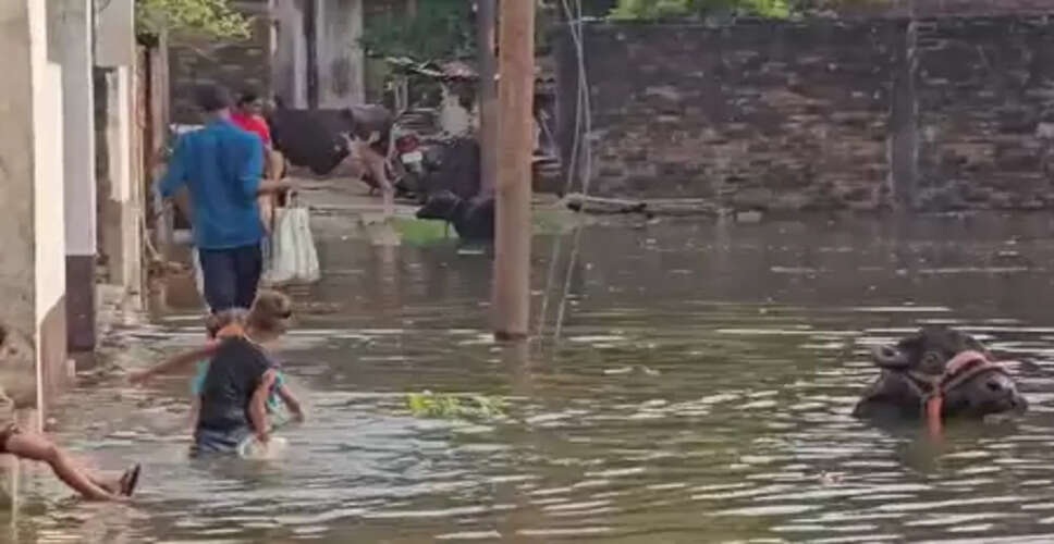 वाराणसी : बाढ़ से बेहाल लोग अपना घर छोड़ने पर मजबूर, बताया- फिर से बदहाल हुए हालात