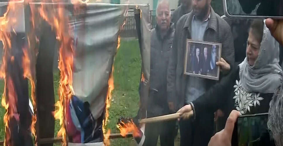 महबूबा मुफ्ती का ईरान के समर्थन में विरोध प्रदर्शन