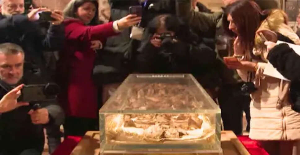 सेंट फ्रांसिस के अवशेषों का पहली बार दर्शन, श्रद्धालुओं की उमड़ी भीड़