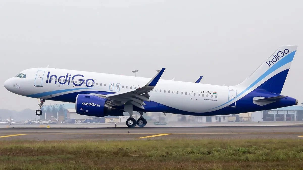 IndiGo फ्लाइट में यात्री की गिरफ्तारी, इमरजेंसी एग्जिट कवर हटाने का मामला