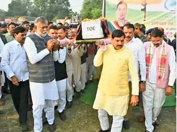 मुख्यमंत्री ने आशीष शर्मा को दी श्रद्धांजलि, परिवार को एक करोड़ की सहायता