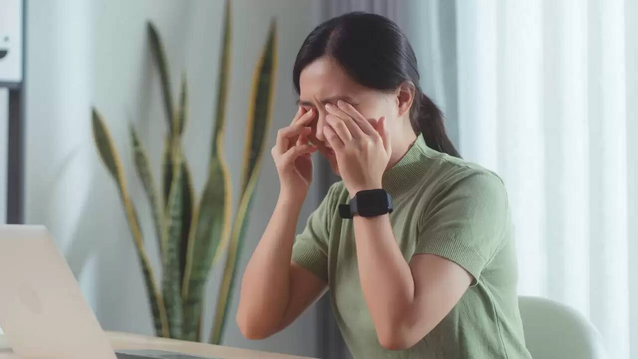 आंखों में दर्द: जानें इसके कारण और उपाय