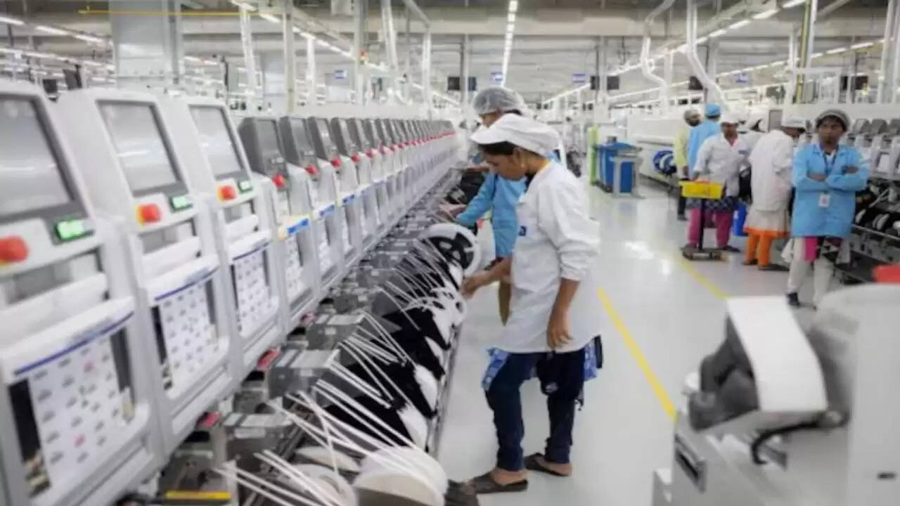 भारत में Foxconn की iPhone फैक्ट्री में महिलाओं की बढ़ती भागीदारी