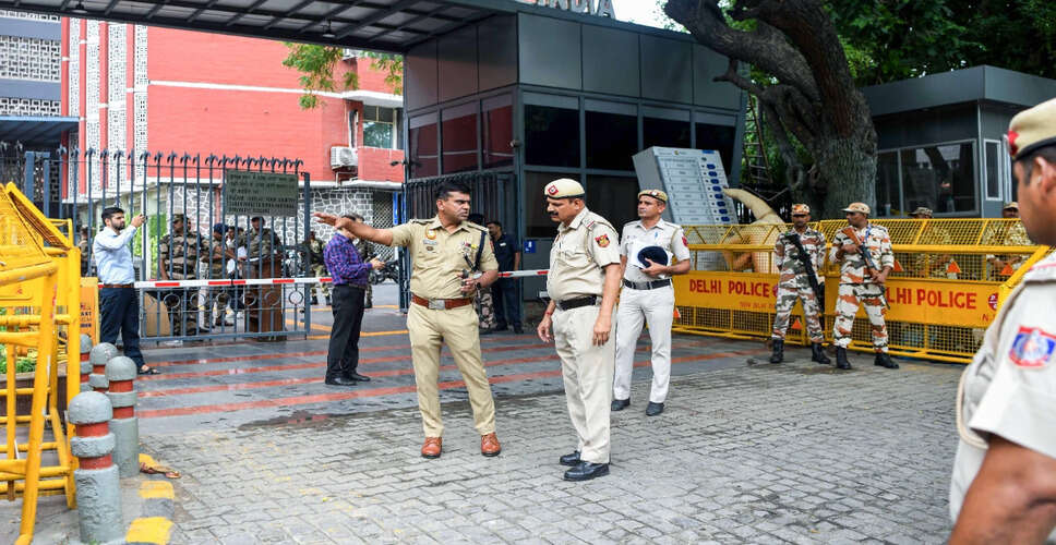दिल्ली के स्कूलों में बम की धमकी, सुरक्षा जांच के लिए खाली कराए गए परिसर