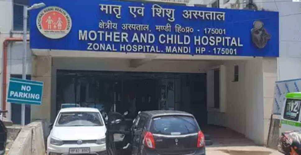 हिमाचल के मंडी में अस्पताल प्रबंधन की लापरवाही, बिना मरीजों को शिफ्ट किए शुरू करवा दिया मरम्मत का काम