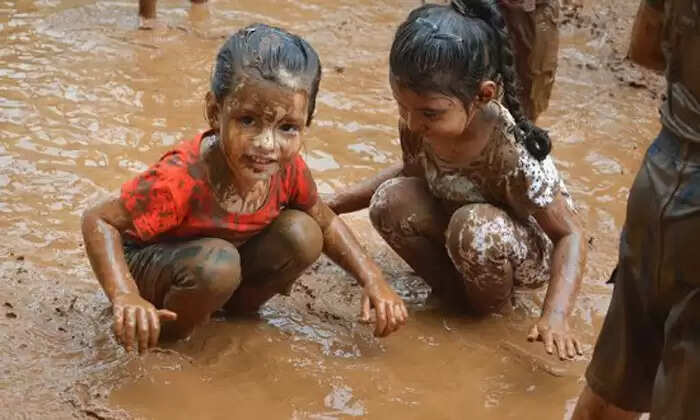 बच्चों के लिए मिट्टी में खेलने के अद्भुत लाभ