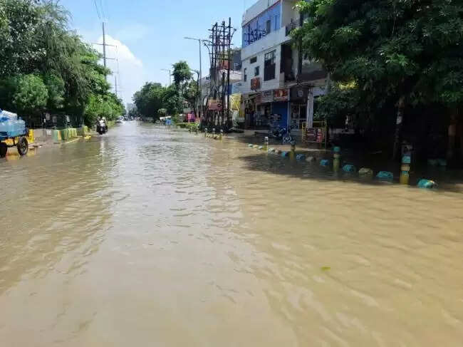 बारिश से जनजीवन प्रभावित, छत व चारदीवारी गिरी