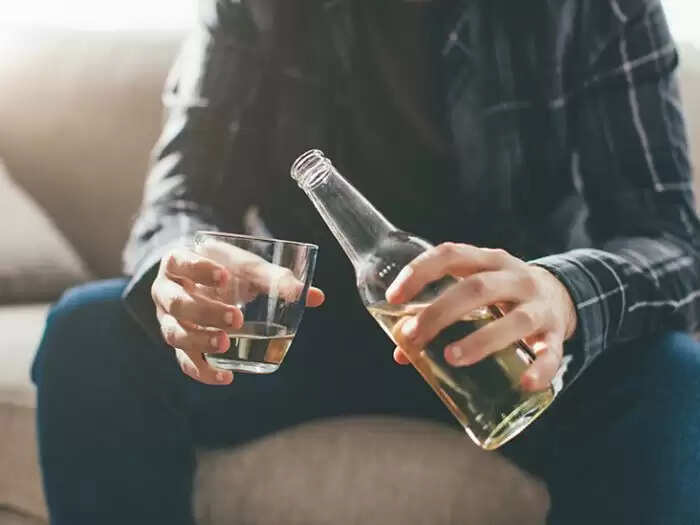 हाथ-पैर कांपने के कारण: जानें क्या हो सकते हैं गंभीर संकेत