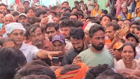 बुलंदशहर में ट्रिपल मर्डर: परिजनों का प्रदर्शन और पुलिस की कार्रवाई