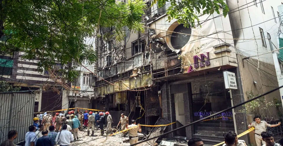 दिल्ली के मालवीय नगर में होटल में आग से 21 की मौत, सुरक्षा नियमों की अनदेखी पर सवाल